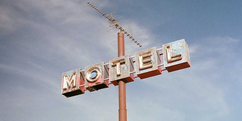 AITM Band电子摇滚现场背后的声纹克隆风险：AI模仿真人歌手引发的身份与欺诈新挑战